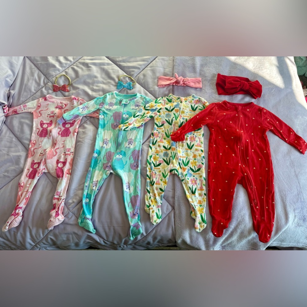 Sold‼️Baby girl footies size 6-9 months old with matching bows